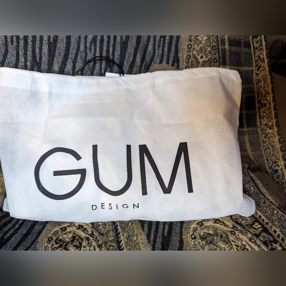 Gum designs with puff gummy designs NWT gold chain strap with dust bag! - Picture 10 of 10